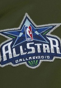 Patch brodé mettant en avant une étoile bleue avec des accents argentés, le texte "All-Star" et "Dallas 2010" en bas, le tout sur un fond vert olive.
