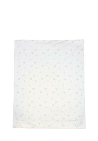 Couverture en coton pour bébé avec un fond blanc, présentant un motif subtil de petits animaux dans des tons terreux et une finition douce et texturée.