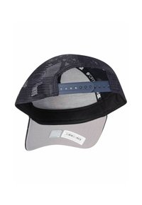 Schwarze Mesh-Kappe mit grauem Visier, verstellbarem Riemen und innerem Markenlabel. Mit einer glatten Textur und einer leichten Krümmung des Visiers.