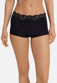 Svart boyshort underkläder med spetskant vid midjan, som har en mjuk tygkvalitet och en åtsittande passform, och visar ett delikat blommönster.