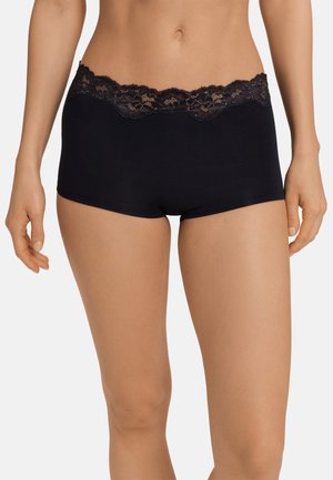 Czarne figi typu boyshort z koronkowym wykończeniem w talii, wykonane z gładkiego materiału i o dopasowanym kroju, z delikatnym kwiatowym wzorem.