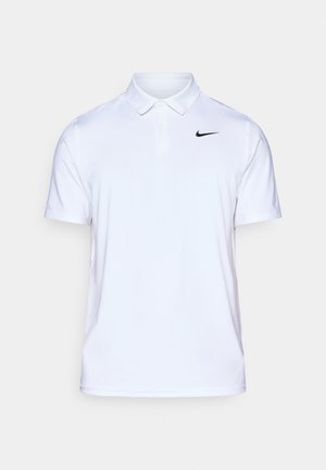 Valkoinen polo-paidan kevyt kangas, jossa on kaulus, kaksi nappia, lyhyet hihat ja musta Nike-logo vasemmassa rinnassa.