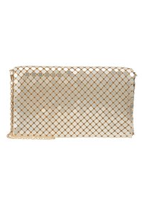 Bolso de mano metálico dorado con diseño cortado hexagonal, correa de cadena, superficie lisa y cierre de cremallera. Forma rectangular compacta.