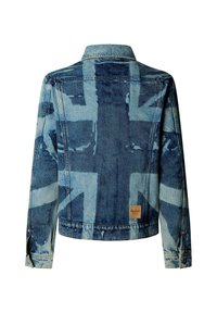 Džínová bunda s vybledlým vzorem Union Jack na zádech, zapnutými manžetami na knoflíky a malou hnědou koženou značkou blízko spodního lemu.