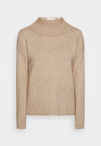 Beżowy sweter z golfem z miękkiej dzianiny, z prążkowanym kołnierzem i długimi rękawami, o luźnym fasonie i bez widocznych wzorów.