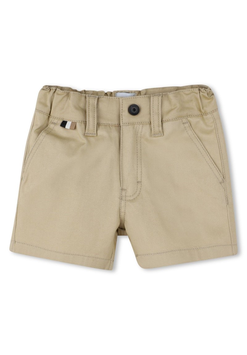 Shorts beiges en tissu léger. Les caractéristiques incluent une ceinture ajustable, un bouton noir et des poches latérales discrètes.