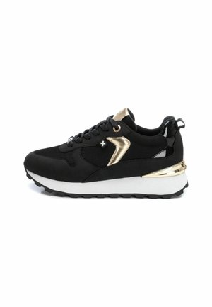 Zapatilla deportiva negra con parte superior de malla y ante, acentos dorados, una mediasuela blanca y una suela exterior texturizada negra. Presenta cordones redondos.