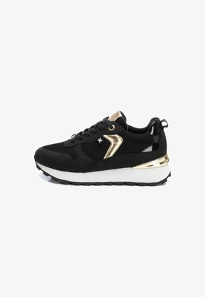 Zapatilla deportiva negra con parte superior de malla y ante, acentos dorados, una mediasuela blanca y una suela exterior texturizada negra. Presenta cordones redondos.