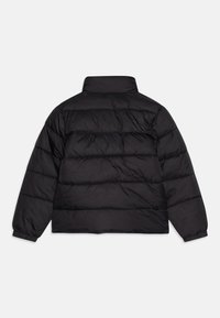 Svart pufferjakke med høy krage, kviltet mønster og elastiske mansjetter. Glatt, lett materiale med en avslappet passform.