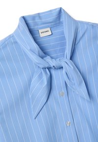 Camisa azul claro de botones con rayas verticales blancas y cuello con lazo atado. La etiqueta dice "STEFANEL."