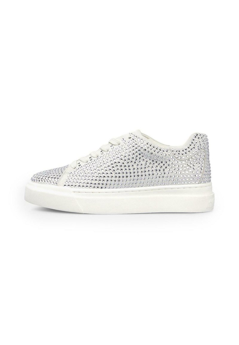 Zapatilla baja blanca con cordones blancos, cubierta de brillantes plateados y una gruesa suela de goma blanca.