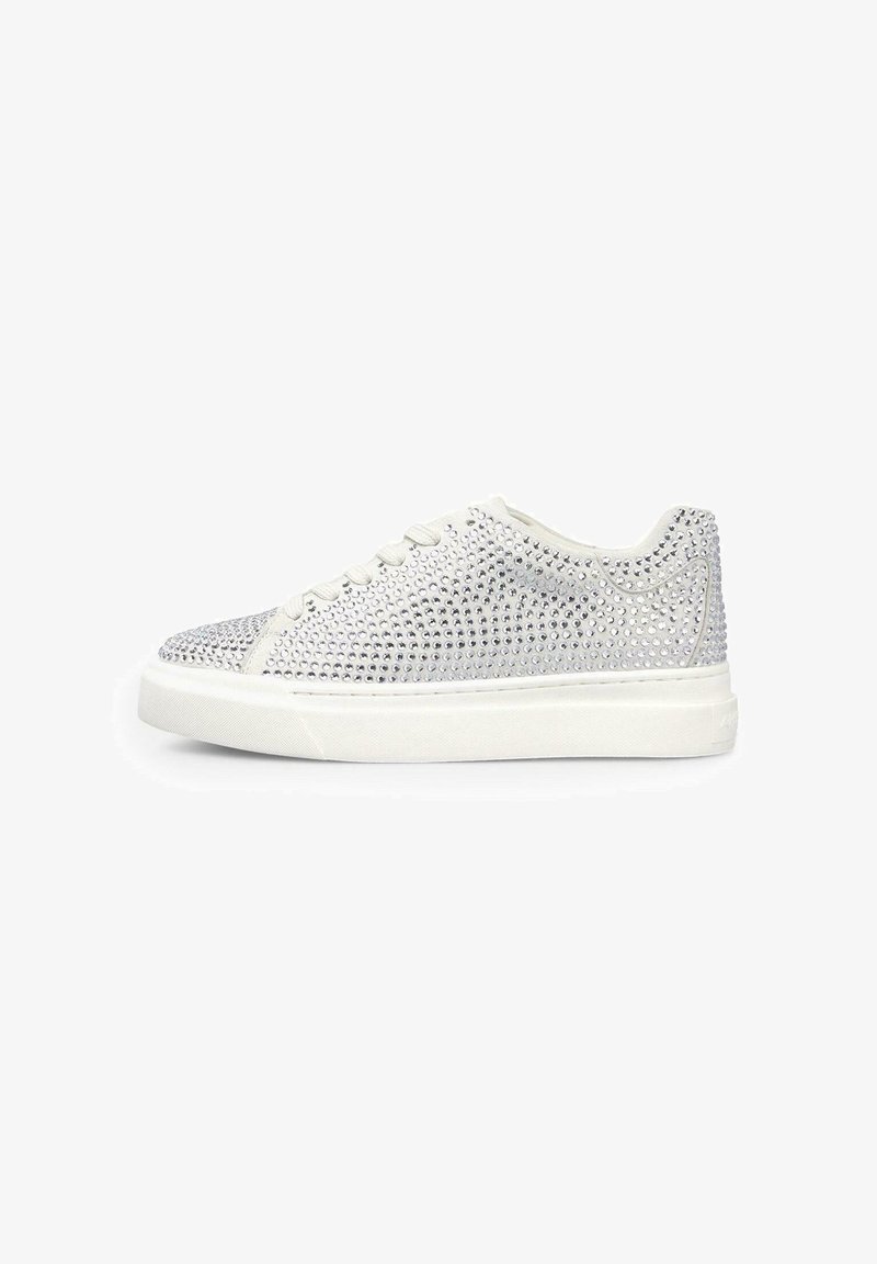 Zapatilla baja blanca con cordones blancos, cubierta de brillantes plateados y una gruesa suela de goma blanca.