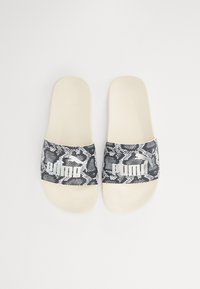 Svart-hvitt slange-mønster slide sandaler med en beige såle og en fremtredende hvit logo på stroppen. Flat design, syntetisk materiale.