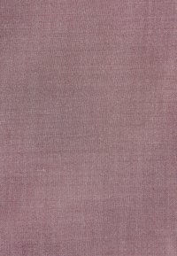 Textil i en mjuk ljus lila nyans, med en fin väv och en subtil textur, som är enhetlig över hela ytan utan distinkta mönster.