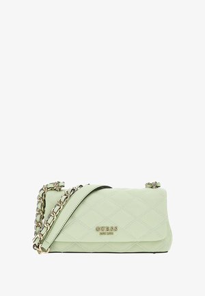 Sac à main matelassé vert clair avec une bandoulière en chaîne dorée, doté d'une fermeture rabat et du logo "GUESS EST 1981" à l'avant. Matériau lisse avec texture.