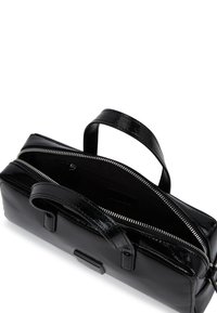 Μαύρη λουστρίνι τσάντα σε ορθογώνιο σχήμα με δύο χερούλια και μερικώς ανοιχτό ασημένιο φερμουάρ που αποκαλύπτει εσωτερική επένδυση σε σκούρο χρώμα.