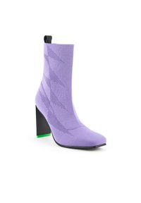 Lila stickad ankle boot med en texturerad yta, spetsig tå och klack med blockform som har en grön accent. Svart sula fulländar designen.