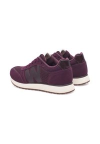 Lila Sportschuhe aus Mesh- und Wildledermaterialien, mit einem großen schwarzen Logo, texturierten Fersenelementen und einer weißen Gummisohle.