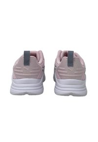 Scarpe sportive di colore rosa chiaro con tomaia in rete, collo imbottito e linguetta grigia. Presentano una suola bianca e dettagli testurizzati sul retro.