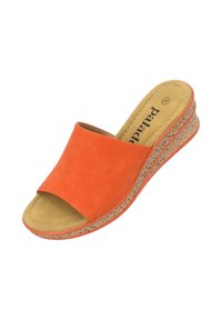 Oranje suede wedge sandaal met een open teen ontwerp, met een tan binnenzool en een gestructureerd beige platform, benadrukt door een dunne oranje lijn.