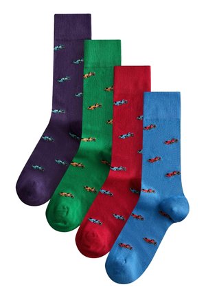 Patru șosete colorate până la gambă în violet, verde, roșu și albastru cu modele repetitive de mașinuțe de curse mici în culori contrastante.