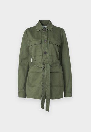 Giacca verde oliva in cotone, con chiusura a bottoni, due tasche sul petto, vita con cintura e colletto, maniche lunghe.
