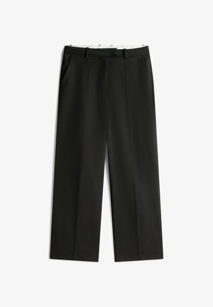 Pantaloni formali neri con gamba dritta, passanti per cintura, tasche laterali e chiusura anteriore con zip e gancio su sfondo bianco.