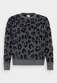 Suéter cinza com manchas de leopardo pretas, apresentando um decote redondo e punhos canelados, feito de um material macio e texturizado.