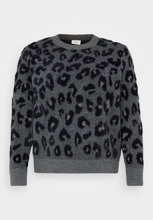 Šedý svetr s černými leopardími skvrnami, s kulatým výstřihem a žebrovanými manžetami, vyrobený z měkkého, strukturovaného materiálu.