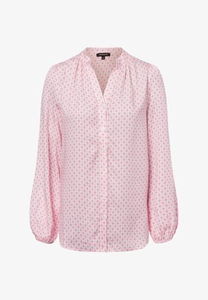 Hellrosa Bluse mit einem Diamantmuster in dunklerem Rosa. Sie verfügt über eine durchgehende Knopfleiste, lange Ärmel und einen gerafften Stoff am Ausschnitt.