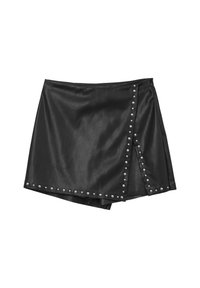 Mini gonna in faux pelle nera con borchie argentate che delineano una fessura frontale asimmetrica e l'orlo, chiusura con zip sul lato.
