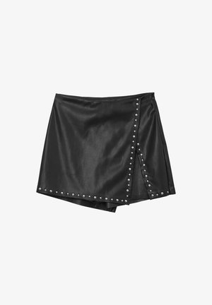 Mini gonna in faux pelle nera con borchie argentate che delineano una fessura frontale asimmetrica e l'orlo, chiusura con zip sul lato.
