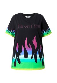 BOXY FIT SCHRIFTZUG IM ON FIRE - T-shirt imprimé - black
