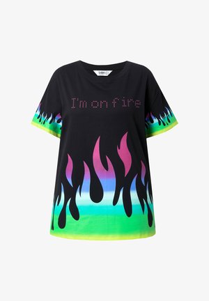 Zwart T-shirt met korte mouwen en een meerkleurige vlamgrafiek. Tekst "Ik sta in brand" in roze rhinestones over de borst. Gebogen halslijn.