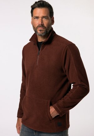 Brun fleece pullover med halv lynlås, lange ærmer og frontlomme. Har en tekstureret overflade og et lille logo på kanten.