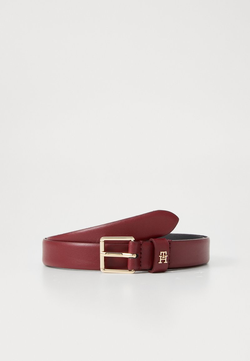 Ceinture en cuir bordeaux avec une boucle rectangulaire en or et un logo embossé. Elle présente une texture lisse et un design effilé.