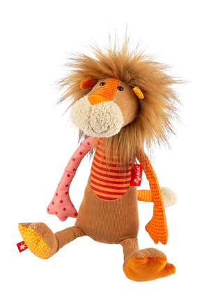 Jouet en peluche de lion avec un corps marron texturé, des accents oranges, une chemise rayée rouge et une crinière duveteuse ; il dispose d'un bras et de jambes à motif étoilé rose.