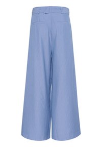Hellblaue, gestreifte Culottes mit weitem Bein, flachem Bund und zwei Rückentaschen. Der Stoff ist leicht und strukturiert.