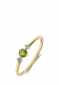 Gouden ring met een centraal ronde groene edelsteen, geflankeerd door twee kleinere ronde witte edelstenen, gladde band, gepolijste afwerking.