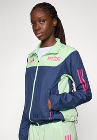 adidas Performance LEGBMW BERLIN-MARATHON 2025 LEGENDS
 - Windjack - collegiate navy