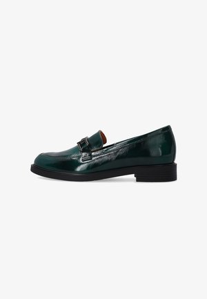 Grüner Lackleder-Loafer mit runder Zehenform, einem dekorativen Riemen und einer Schnalle sowie einer schwarzen Gummisohle. Glatte Textur und elegantes Design.
