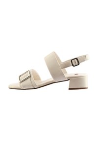 Weiße Sandalen mit Absatz und einem rechteckigen silbernen Schnallenverschluss, zwei breiten Riemen und einem niedrigen Blockabsatz. Glattes, lederähnliches Material und einfaches Design.