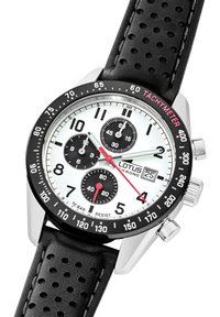 Reloj cronógrafo con caja de acero inoxidable plateado, correa de cuero negro con perforaciones, esfera blanca, subesferas negras y taquímetro.