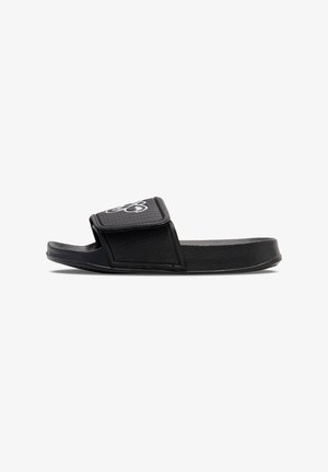 Svart sandle med texturerad rem och präglad logotyp. Utrustad med platt sula och hållbart gummimaterial för komfort och grepp.