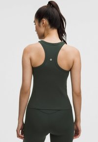 Tumši zaļš sporta topiņš ar sacensību aizmuguri un struktūru auduma. Aizmugurē ir neliela logo.