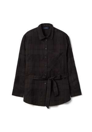 Camisa negra de manga larga con botones, con un sutil patrón de cuadros texturizado, bolsillo en el pecho, cuello y cinturón de tela atado a la cintura.