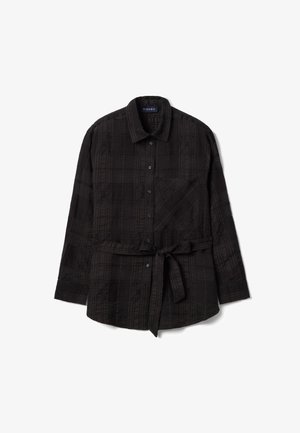 Zwart overhemd met lange mouwen, knopen aan de voorkant, subtiel geruit textuurpatroon, borstzak, kraag en een stoffen ceintuur gestrikt in de taille.