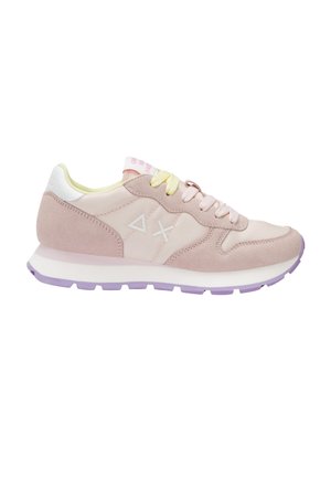 Scarpe sportive rosa chiaro realizzate in materiali scamosciati e in rete, con dettagli bianchi, suola viola e lacci gialli in contrasto. Logo sul lato.