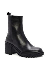 Zwarte leren enkellaars met een gestructureerde afwerking, chunky blokhak en een ribbelzool. Voorzien van een trekband voor gemakkelijk aan- en uittrekken.