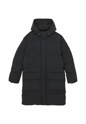 Juodas paminkštintas paltas su kapišonu, turintis dideles priekinės kišenes, užsegimus su spaudėmis ir siuvinėtą tekstūrą. Paprastas, tiesus siluetas.